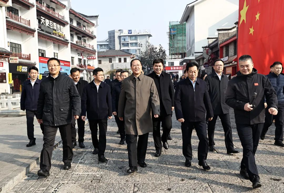 Le secrétaire adjoint et gouverneur du Comité provincial du Parti du Hunan, Mao Weiming, et son entourage ont rendu visite à Zhongke Electric pour enquête.