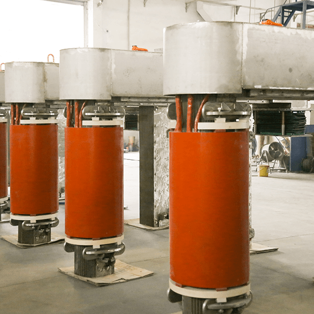 Système de chauffage par induction à répartiteur pour coulée continue à température constante dans la sidérurgie