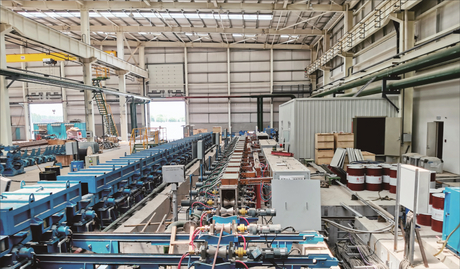 Système de chauffage par induction à contrôle de température précis à haut rendement pour les barres de roulement continues