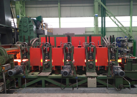 Réchauffeur à induction pour laminage continu de barres et de fils